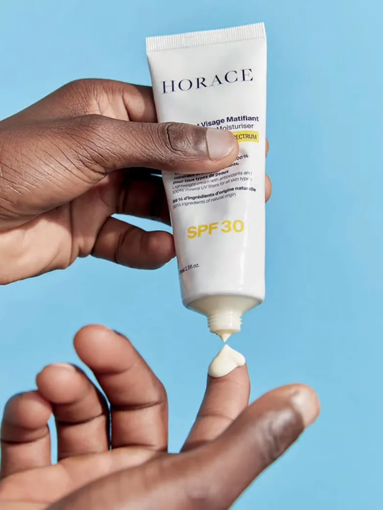 Visuel produit de l’Hydratant Visage Matifiant SPF30 d’Horace : le tube, la mention SPF30 et la texture crème