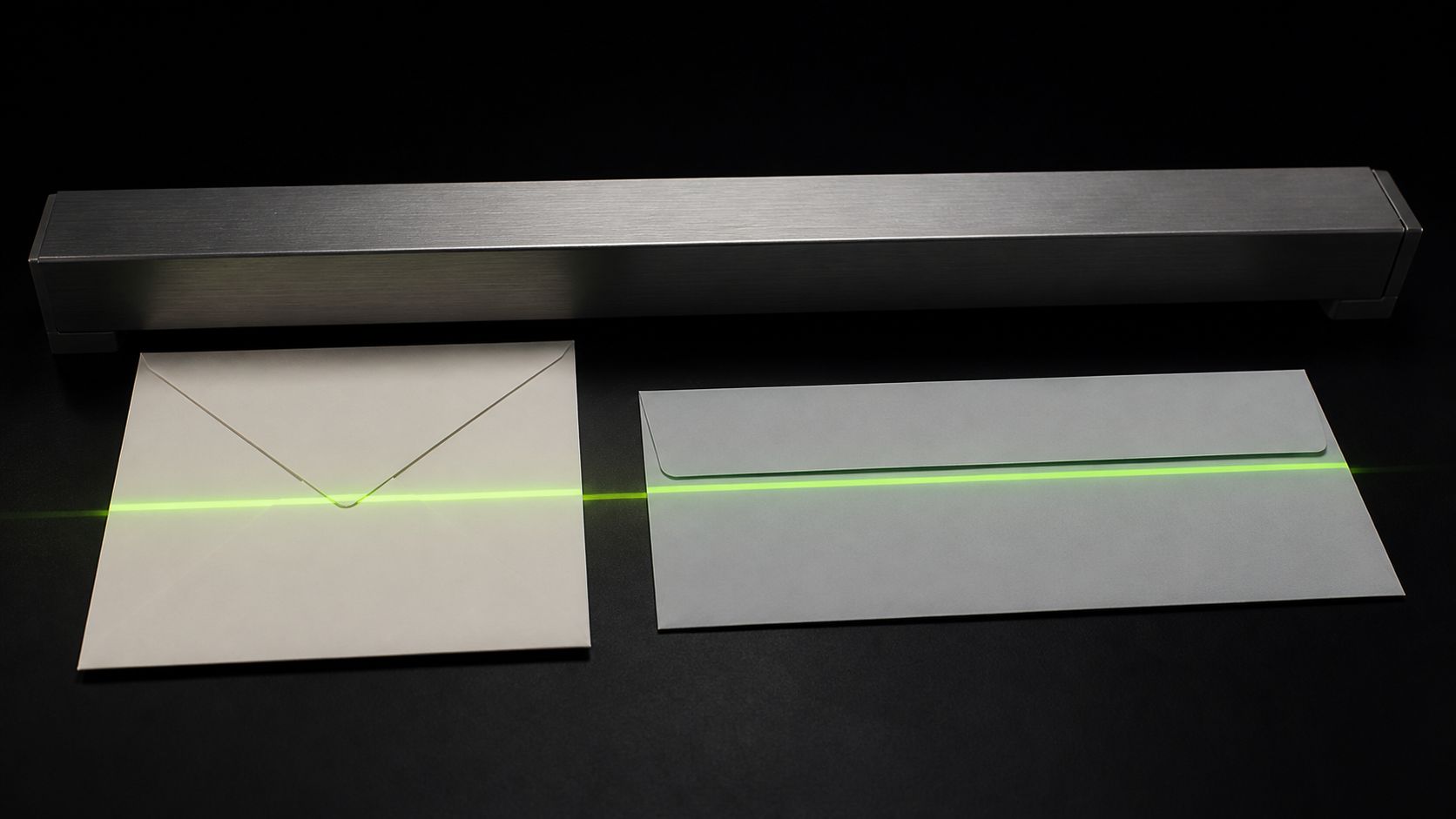 Deux enveloppes passent sous une même barre de contrôle lumineuse.