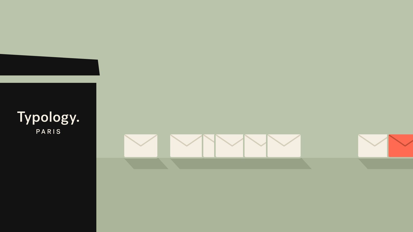 Un colis noir Typology ouvert d’où s’égrène une file d’enveloppes de plus en plus espacées, la dernière, corail, près de sortir du cadre.