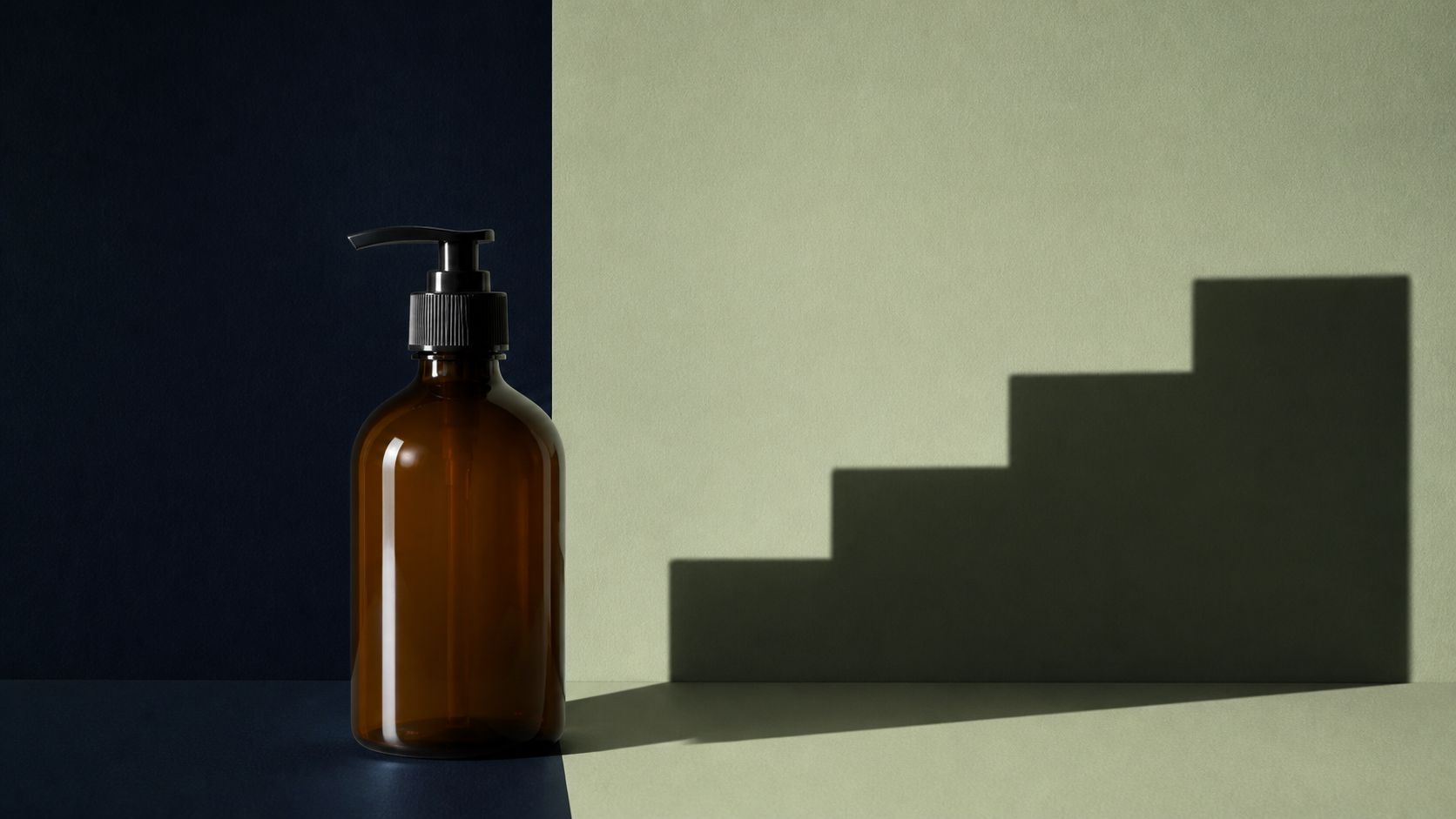 Une bouteille ambrée projette une ombre en forme de marches ascendantes.