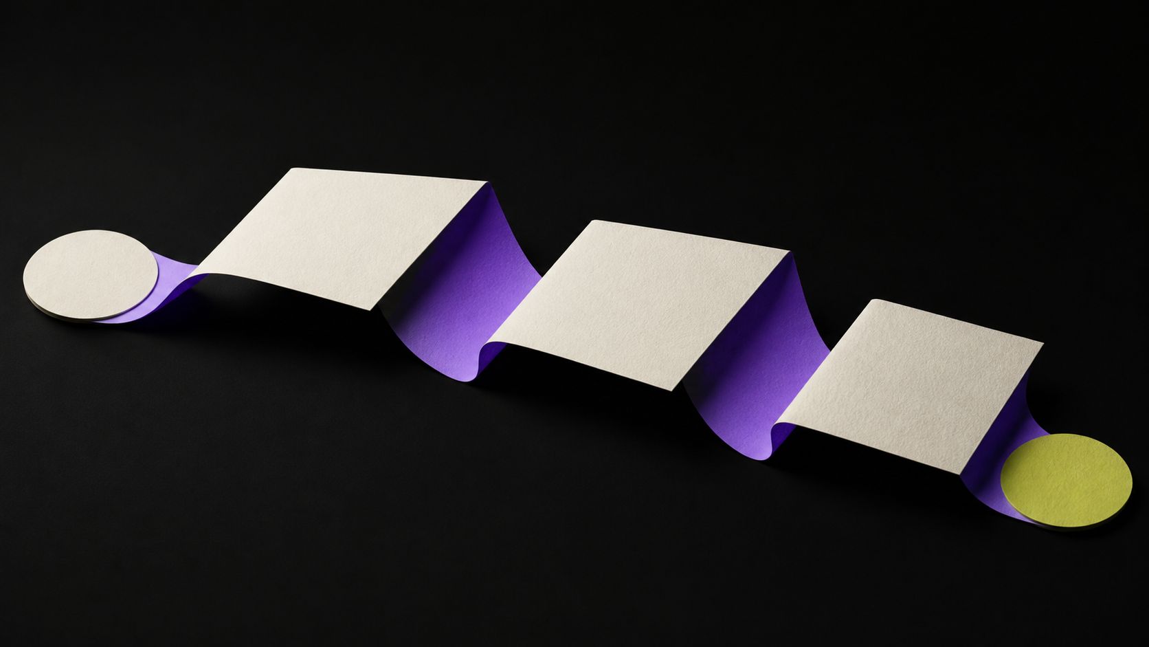 Ruban de papier formant une séquence en trois étapes sur fond noir.